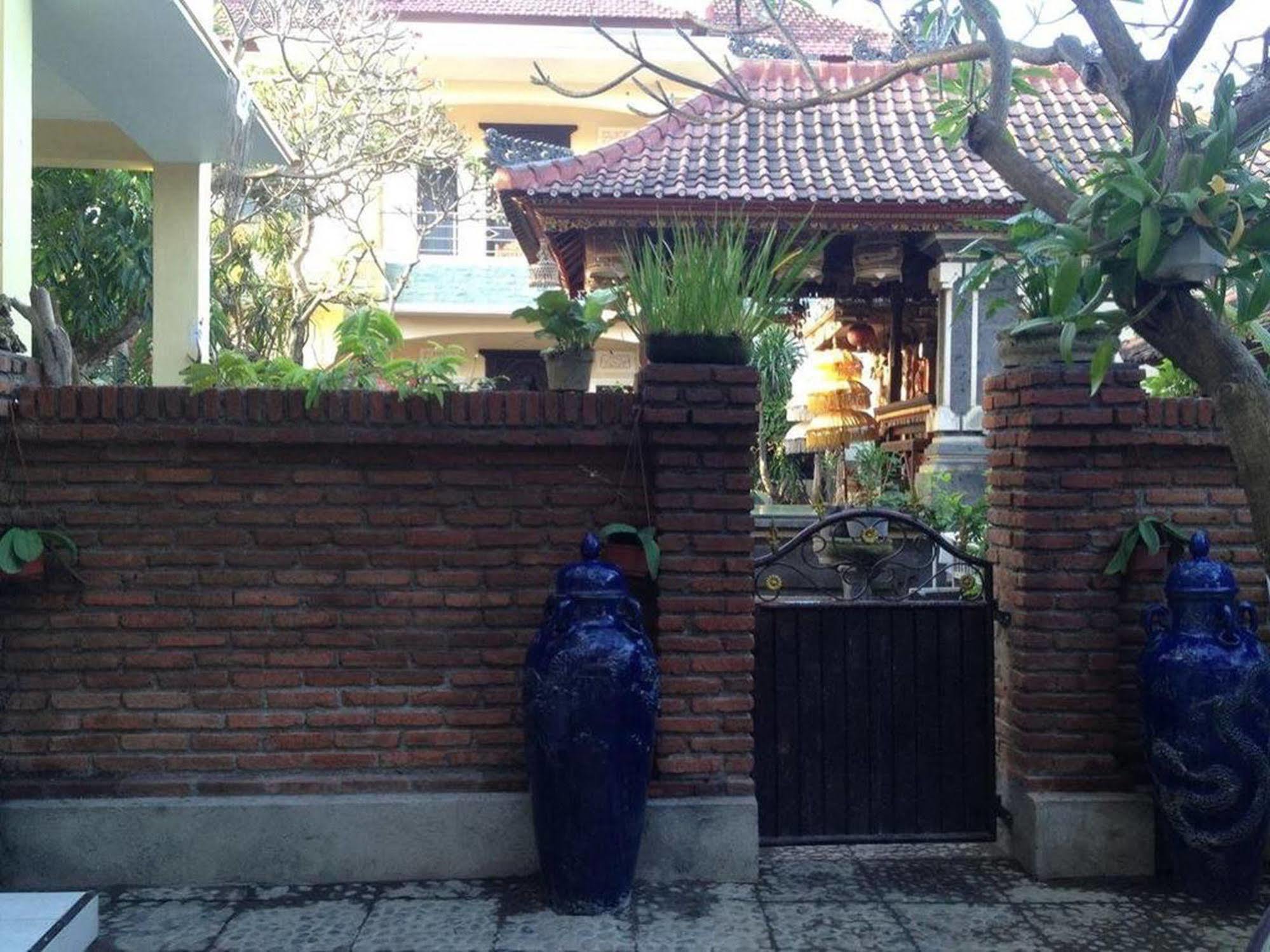 Sari Buana Bed & Breakfast Кута Екстер'єр фото