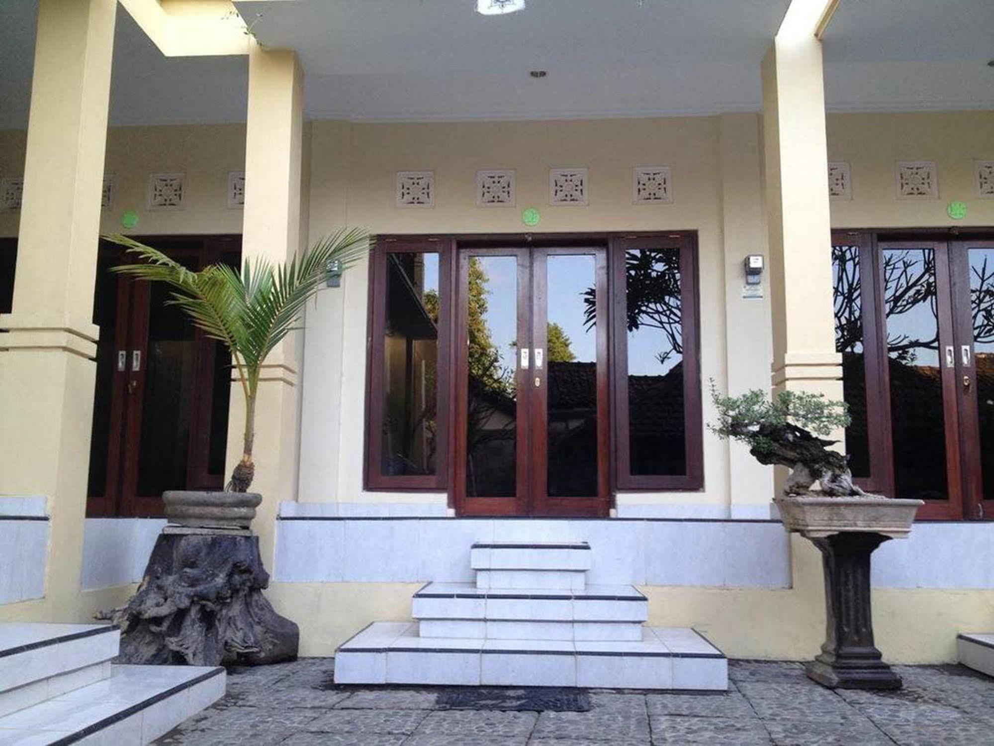 Sari Buana Bed & Breakfast Кута Екстер'єр фото